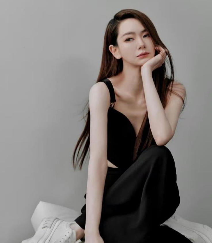 戚薇近照曝光被指撞脸金晨，网友：差点认不出